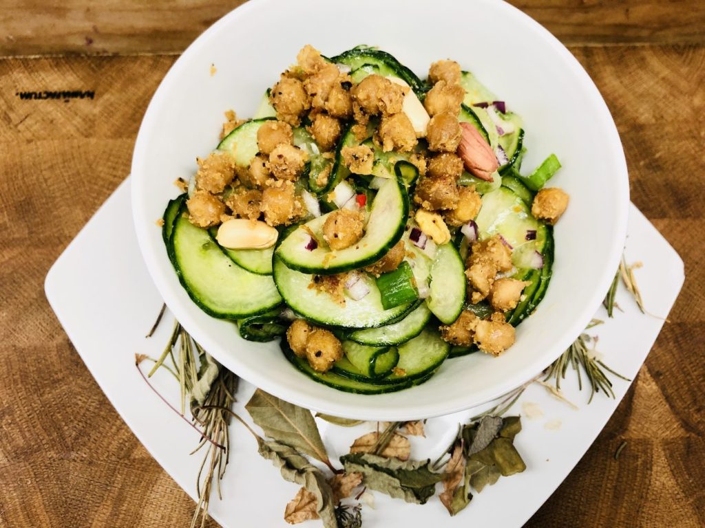 Gurkensalat mit gerösteten Kichererbsen und Erdnüssen