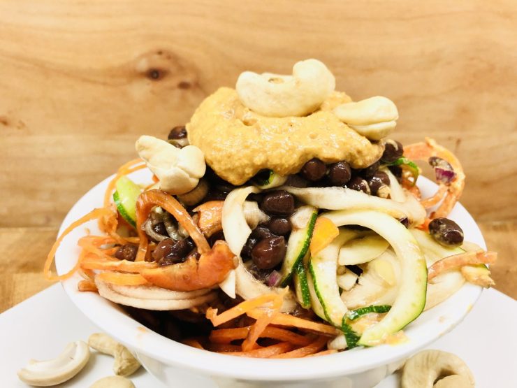 Zucchini Karotten Salat mit Adzuki Bohnen und Aprikosen Tomaten Sauce
