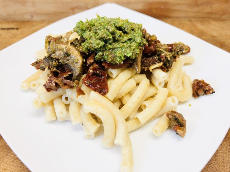 Pasta mit Tomaten Champignon Bolognese und Majoran Pesto