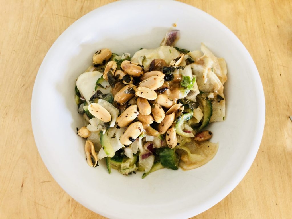Gurken Rettich Salat mit pikanten Erdnüssen