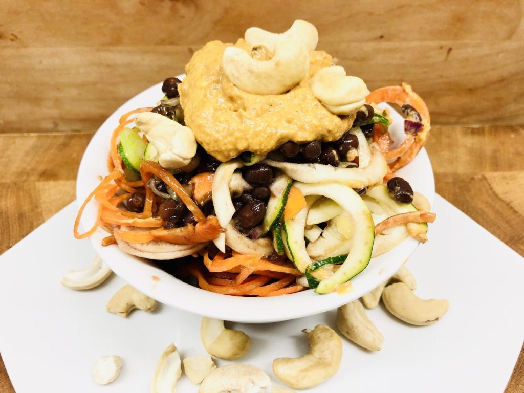 Zucchini Karotten Salat mit Adzuki Bohnen und Tomaten Aprikosen Sauce