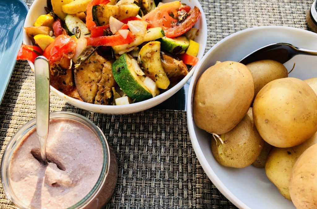 Mediterranes Ofengemüse mit Bohnen Hummus