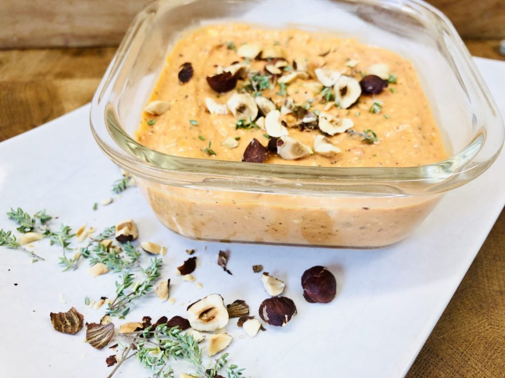 Paprika Pesto mit Haselnüssen und Ziegenkäse