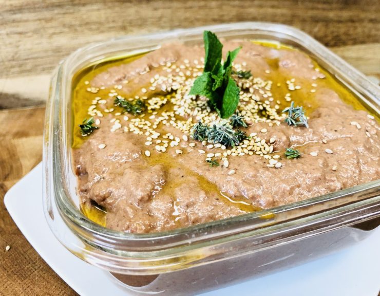 Bohnen Hummus mit gerösteten Paprika und getrockneten Tomaten