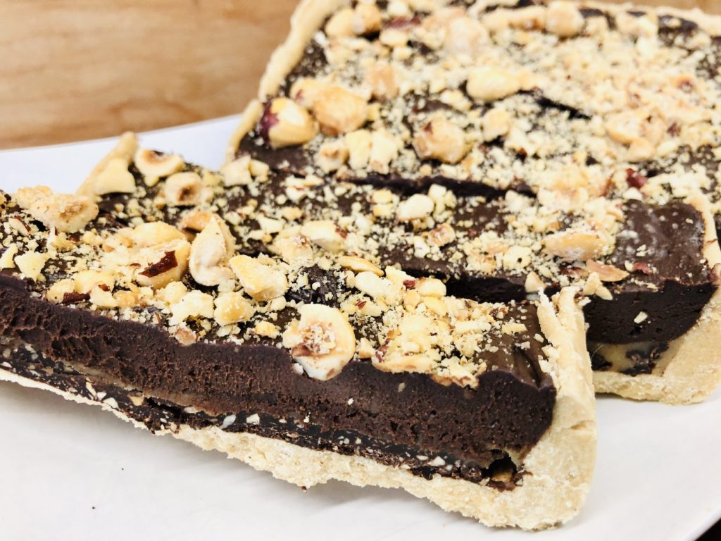 Shortbread Schoko-Tarte mit Mandelkrokant und Salted Caramel Creme