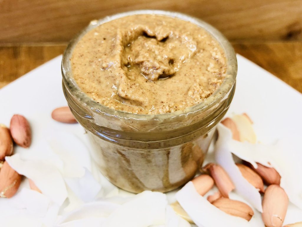 Erdnussbutter mit Kokosraspeln und Meersalz