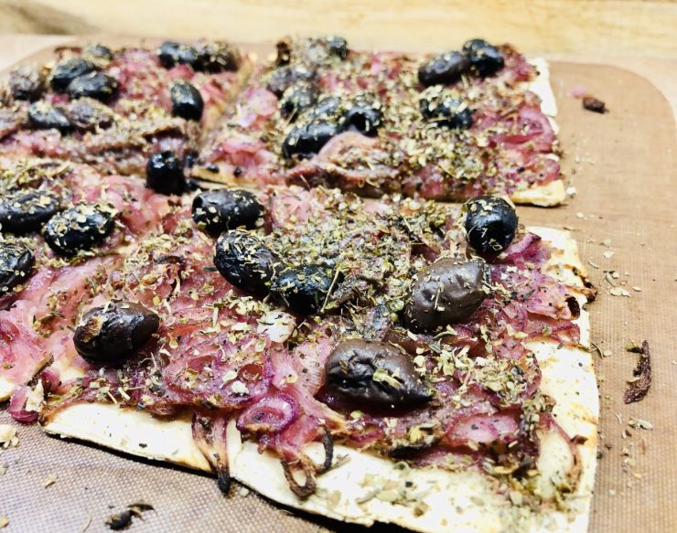 Pissaladière Französische Pizza mit Zwiebeln und Oliven