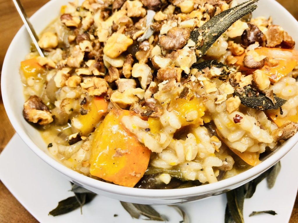 Kürbis Risotto mit Champignons und Walnüssen