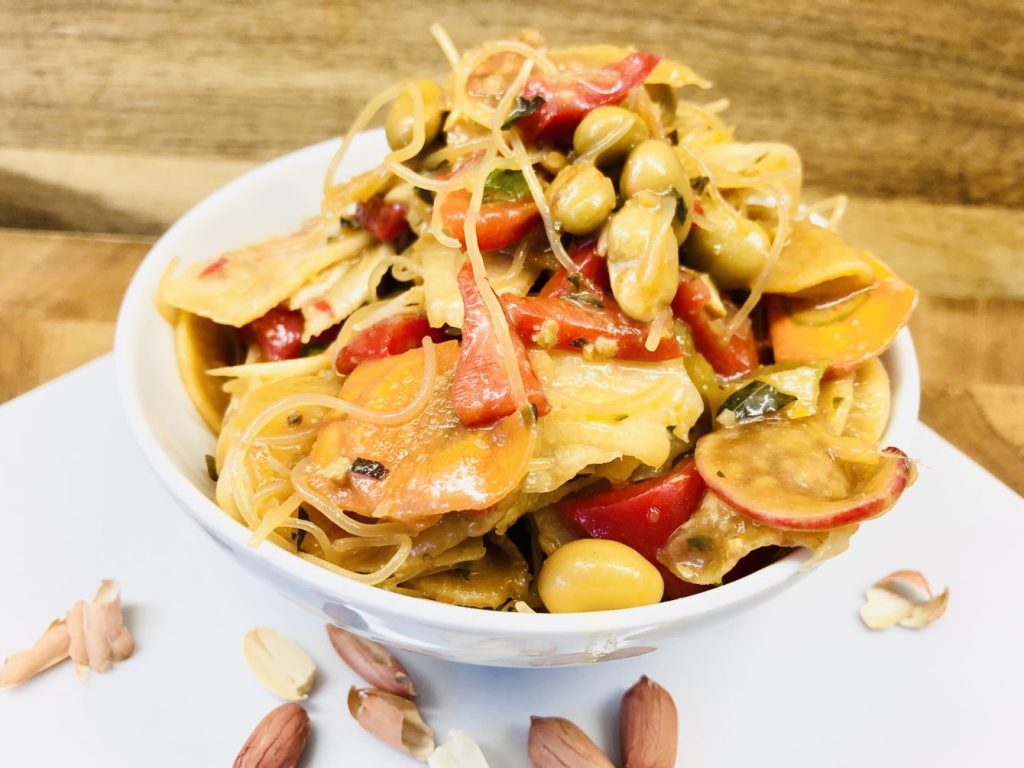 Asiatischer Glasnudel Salat mit Erdnüssen