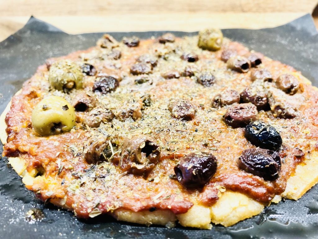 Pissaladière Französische Pizza mit Zwiebeln und Oliven