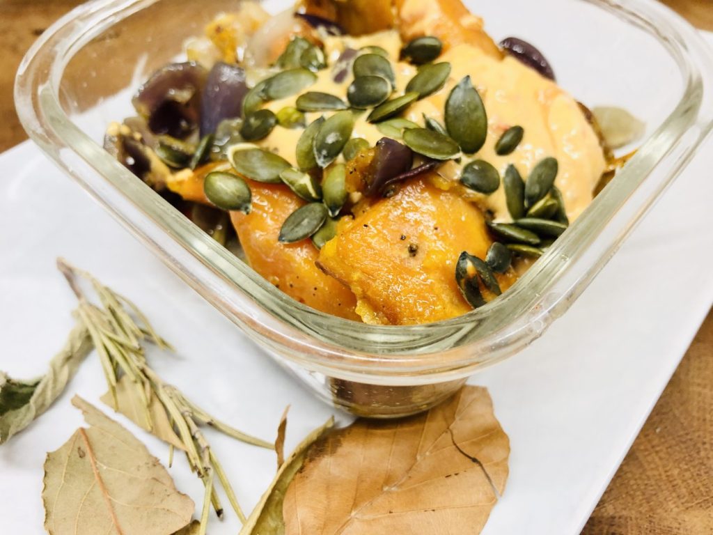 Geröstete Süßkartoffeln mit Hot Tahini Sauce und Kürbiskernen