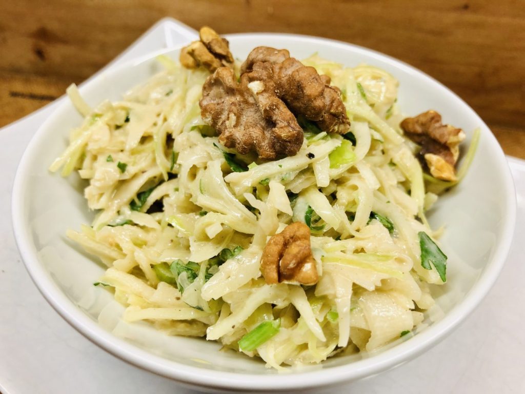 Weißkraut Salat mit Walnüssen