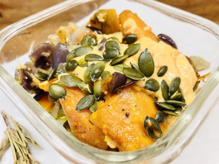 Geröstete Süßkartoffeln mit Hot Tahini Sauce und Kürbiskernen