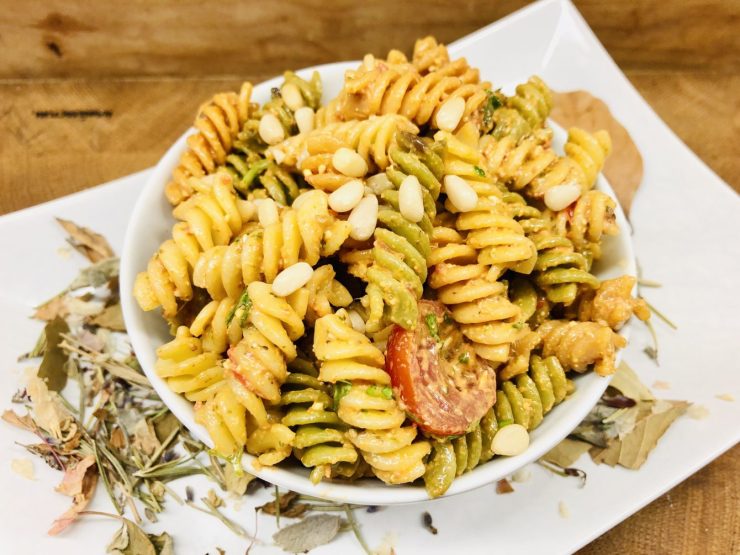 Pasta Salat mit Paprika Pesto, Tomaten und Oliven