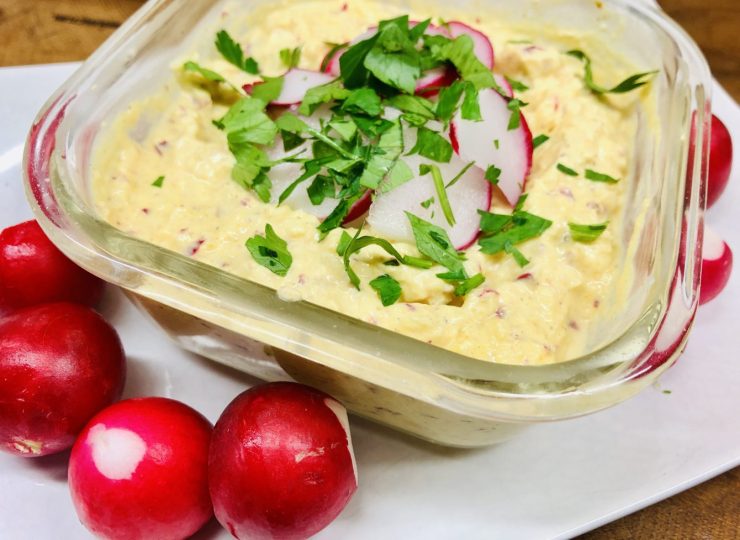 Radieschen Frischkäse Dip mit bretonischem Curry