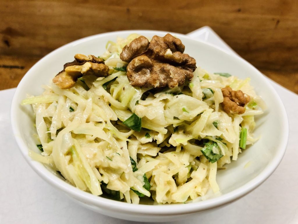 Weißkraut Salat mit Walnüssen