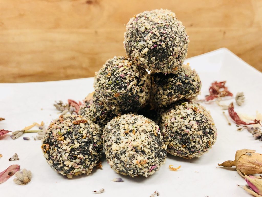 Ayurvedische Energiebällchen mit schwarzem Sesam, mit Rosen, Orangen und Kardamom