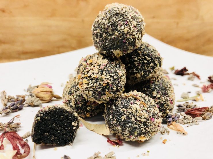 Ayurvedische Energiebällchen mit schwarzem Sesam, mit Rosen, Orangen und Kardamom