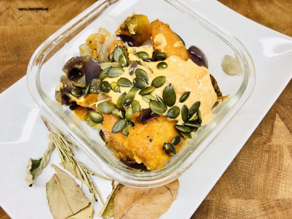 Geröstete Süßkartoffeln mit Hot Tahini Sauce und Kürbiskernen