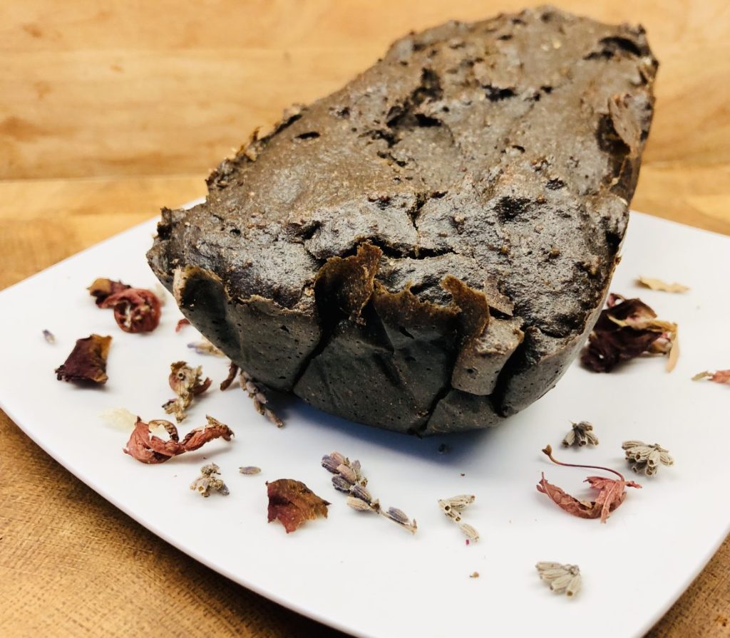 Bananen Tahini Brot mit schwarzem Sesam und Ingwer