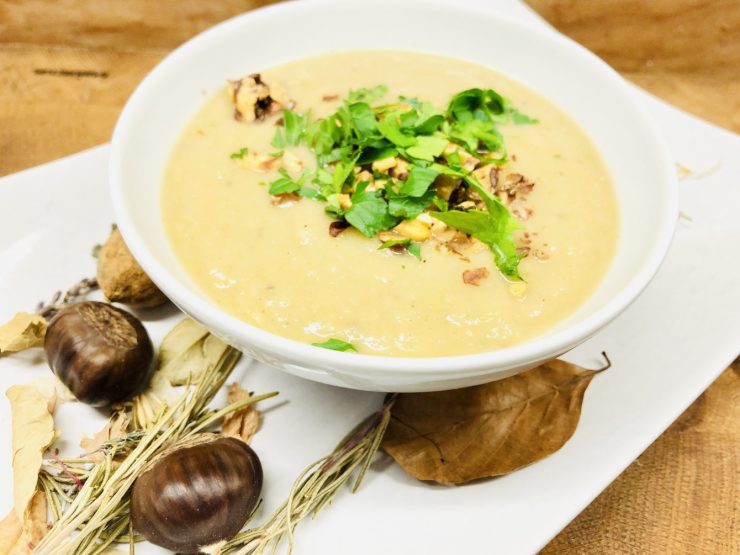Porree Pastinaken Maronencreme Suppe mit gerösteten Walnüssen