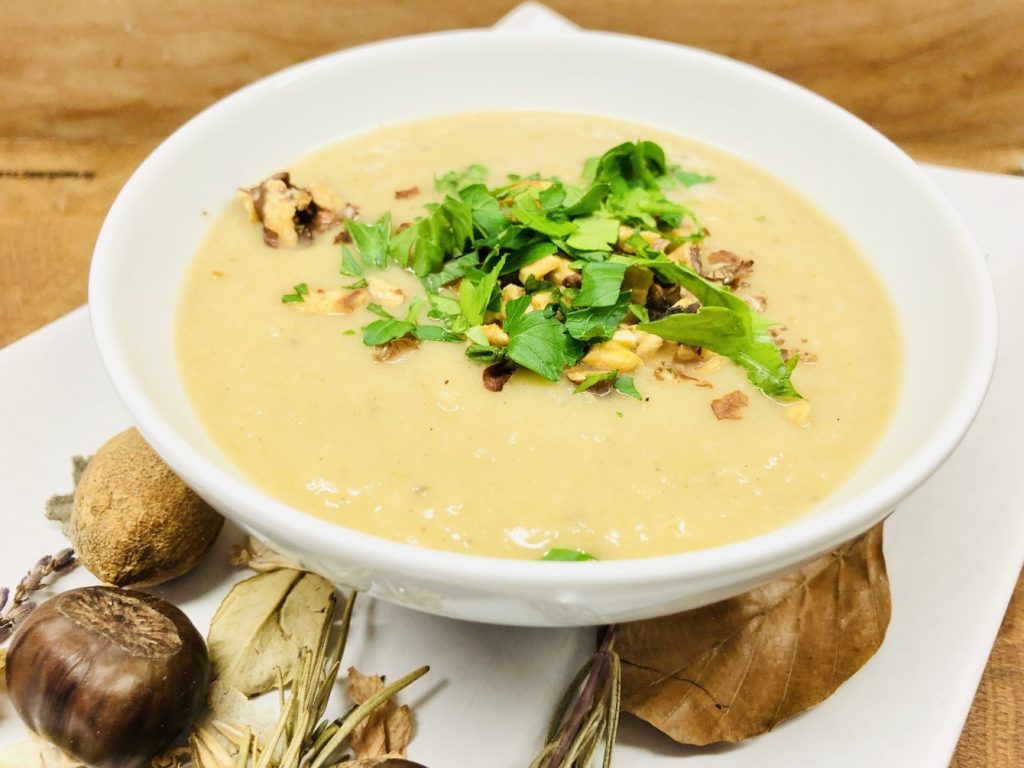 Pastinaken Porree Suppe mit Maronen und gerösteten Walnüssen