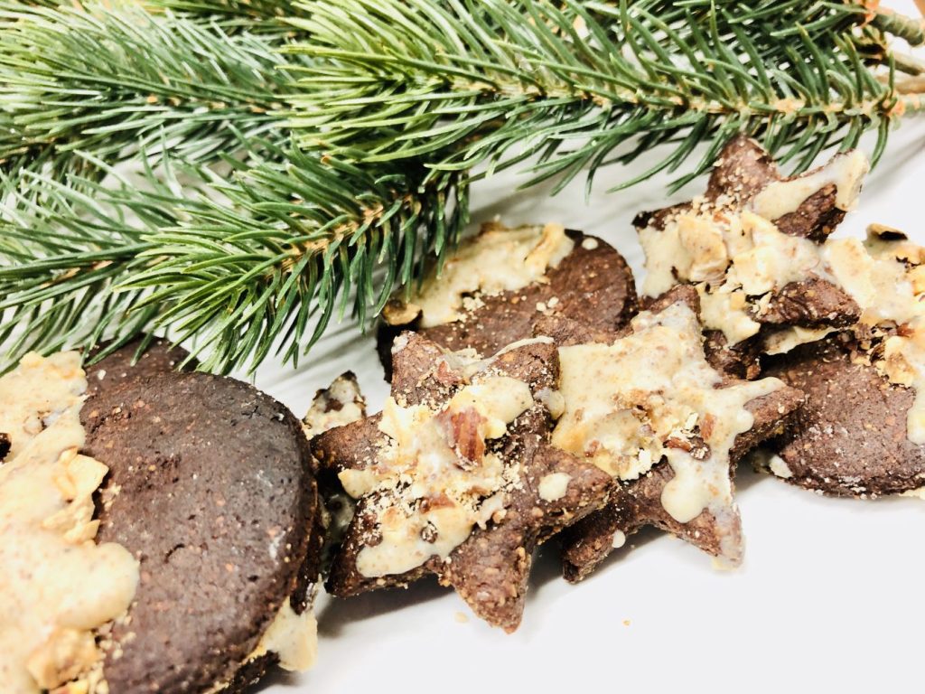 Nougat Spekulatius Plätzchen mit Haselnüssen und weißer Schokolade