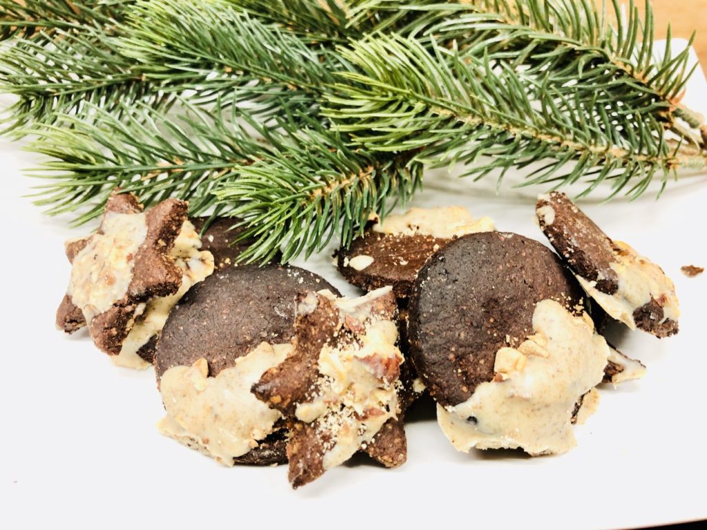 Nougat Spekulatius Cookies mit Haselnüssen und weißer Tonkabohnen-Schokolade