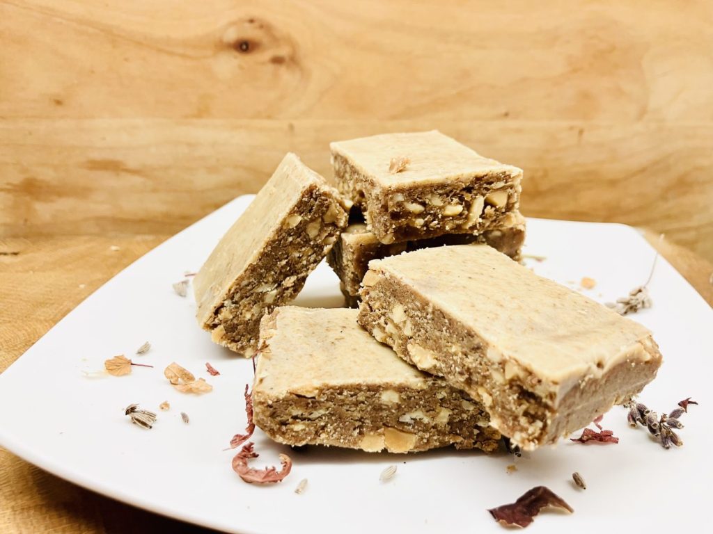 Erdnuss-Karamell Riegel mit weißer Tonkabohnen-Schokolade 