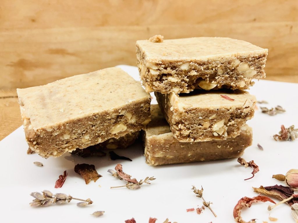 Erdnuss-Karamell Riegel mit weißer Tonkabohnen-Schokolade 