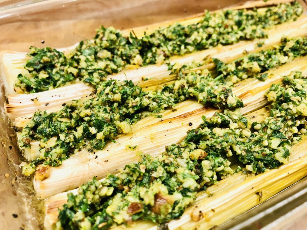 Geröstetes Lauch mit Haselnuss Salsa und Rote Bete Tahini