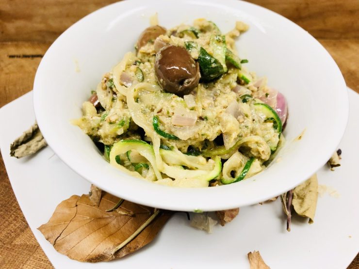Zucchini Nudeln mit Artischoken Pesto