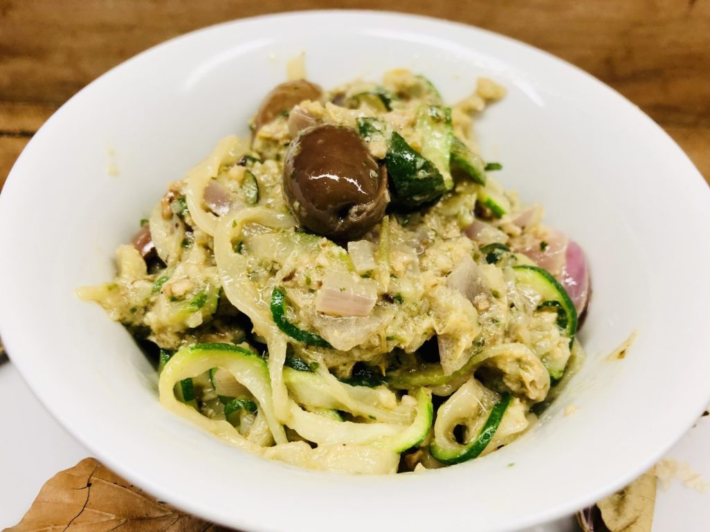Zucchini Nudeln mit Artischoken Pesto