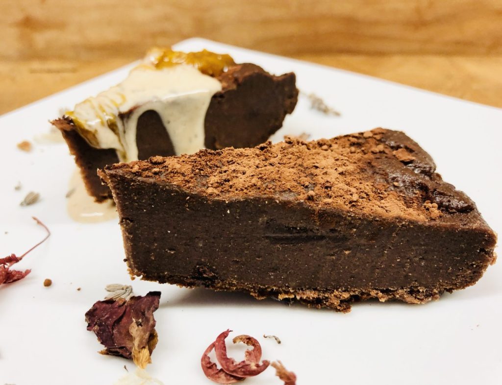 Schokoladen Kastaniencreme Fondant Kuchen mit karamellisierten Clementinen und Vanillesauce