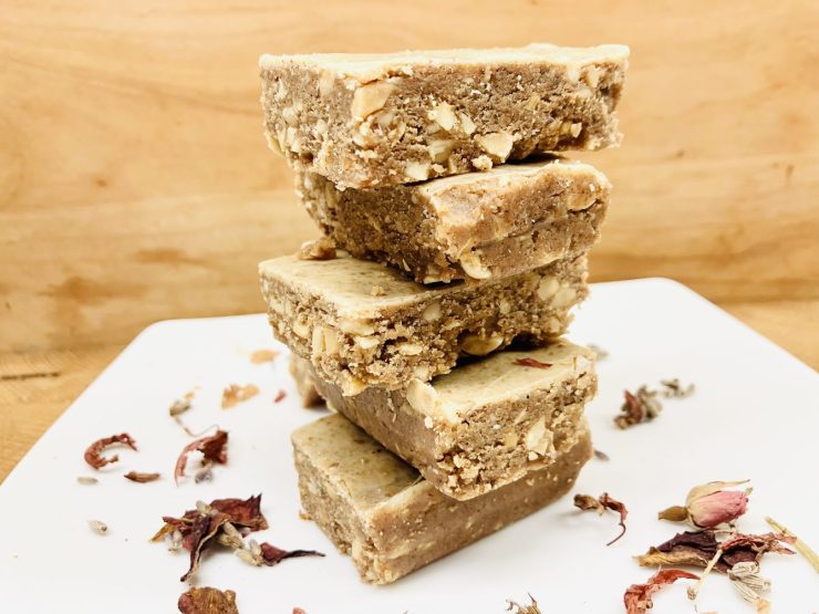 Erdnuss Riegel mit Salz-Karamell und Tonkabohnen Schokolade