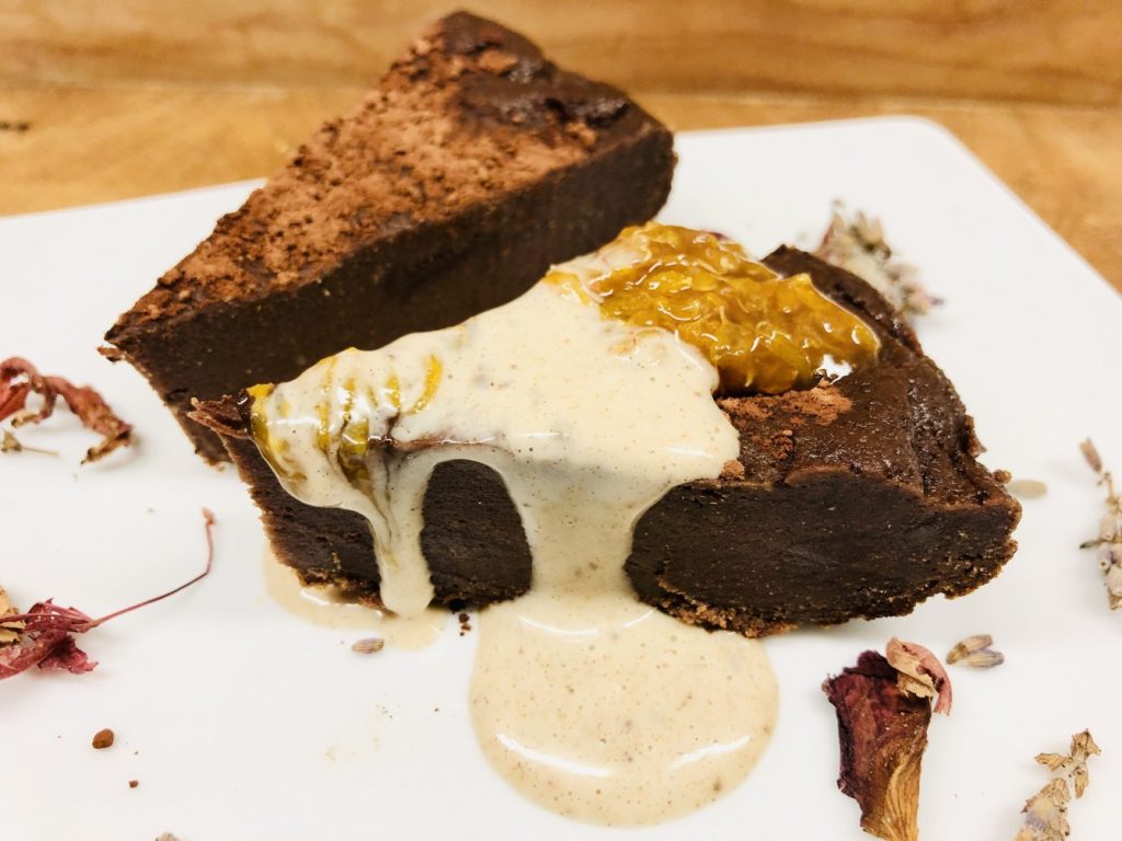 Schokoladen Fondant Kuchen mit Kastaniencreme, karamellisierten Clementinen und Vanillesauce