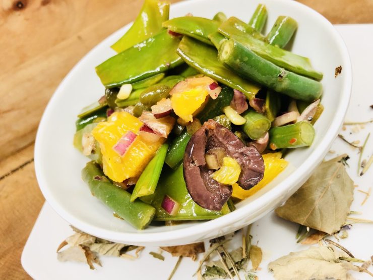 Grüne Bohnen und Zuckerschoten-Salat mit Orangen