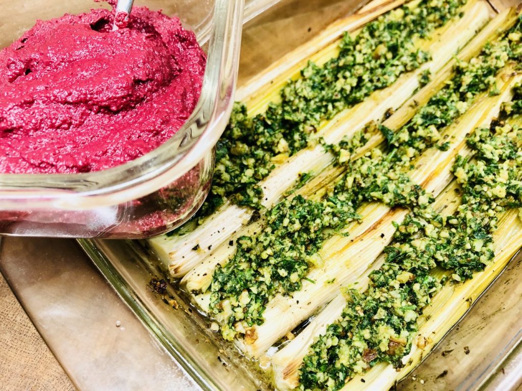 Lauch mit Haselnuss Salsa und Rote Bete Tahini