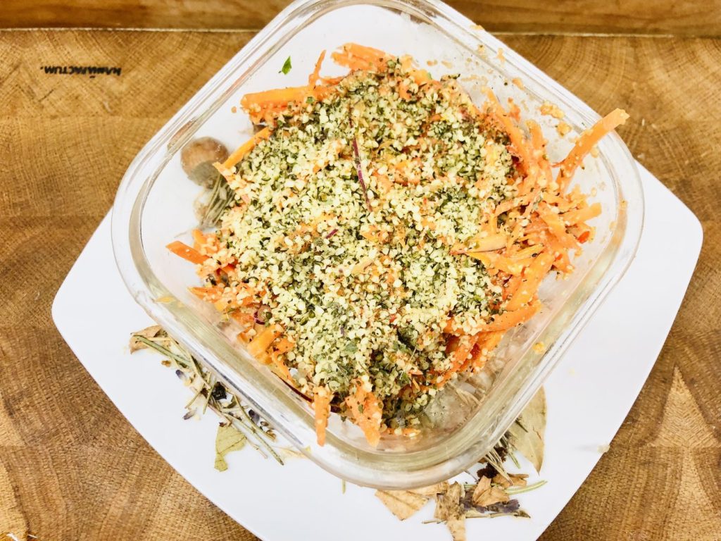 Karotten Salat mit Paprika Hanf Dressing