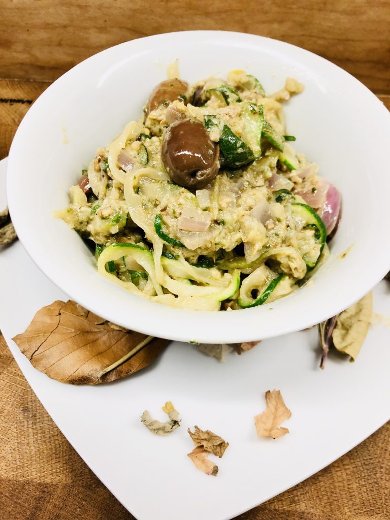 Zucchini Nudeln mit Artischoken Pesto