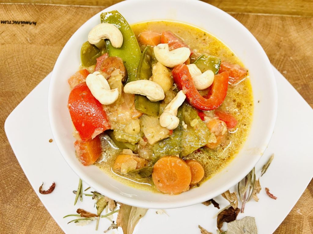 Curry mit Bananen und Cashewkernen