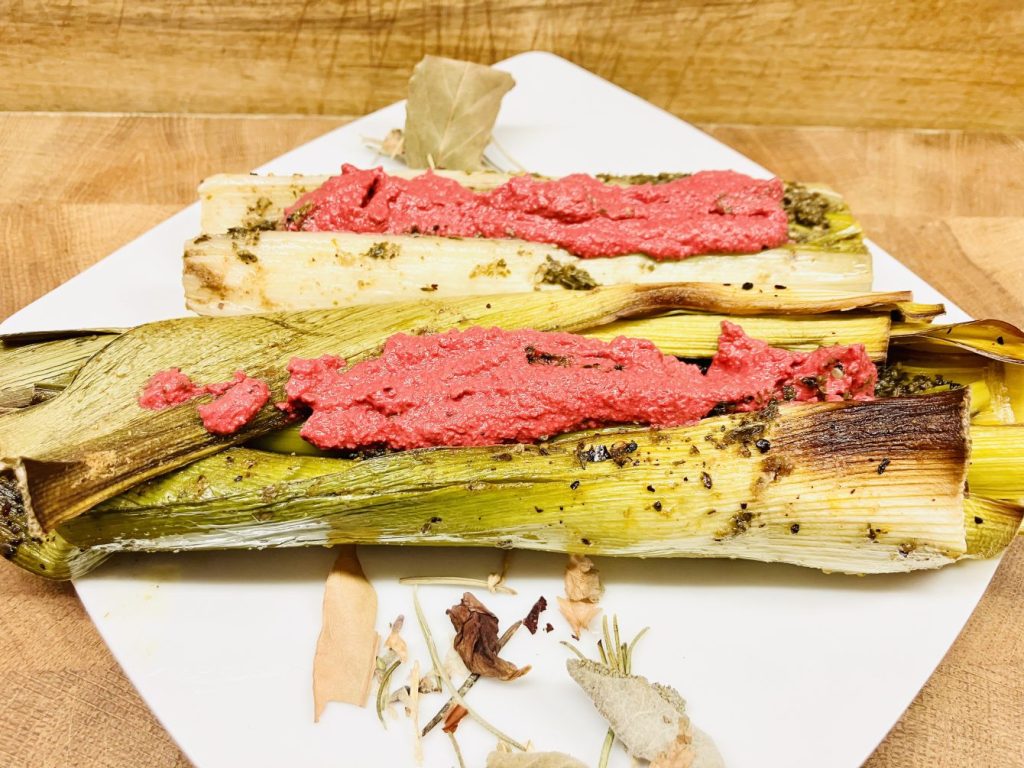 Geröstetes Lauch mit Haselnuss Salsa und Rote Bete Tahini