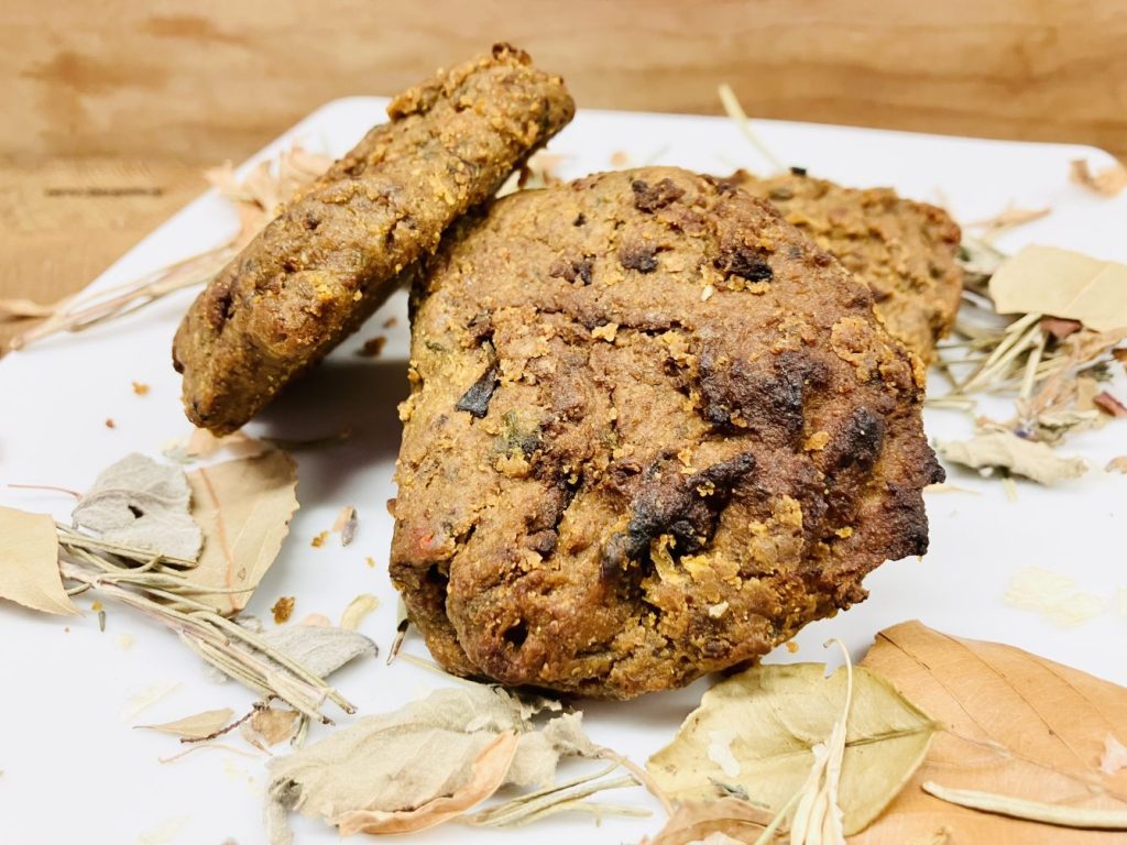 Rote Bohnen Burger mit Bananenschalen und Süßkartoffeln