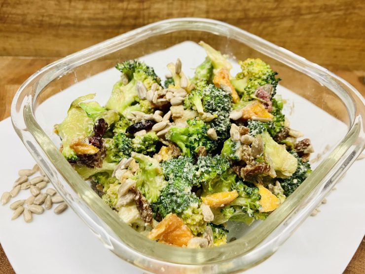 Brokkoli Salat mit Trockenfrüchten