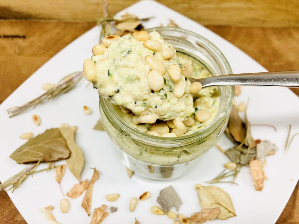 Zucchini "Baba Ghanoush" mit Pinien-Butter