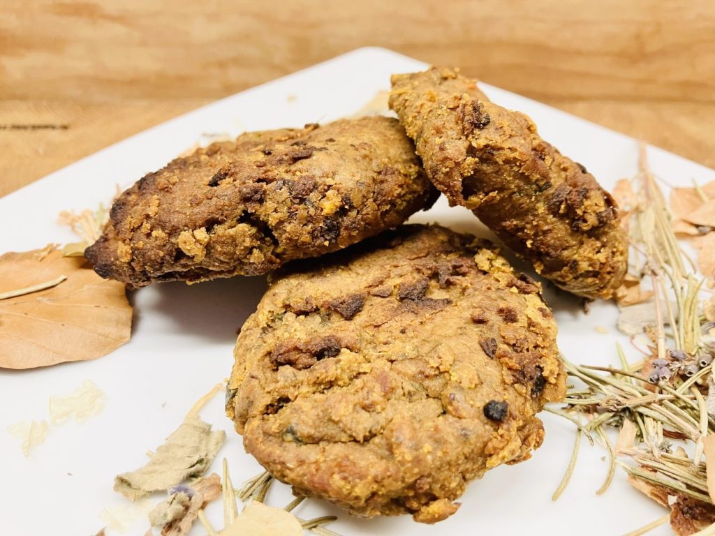 Süßkartoffel Burger mit Bananenschalen und roten Bohnen
