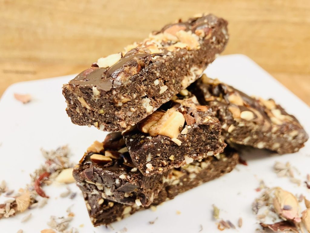 Gesunde Schoko-Mandel-Riegel mit Datteln