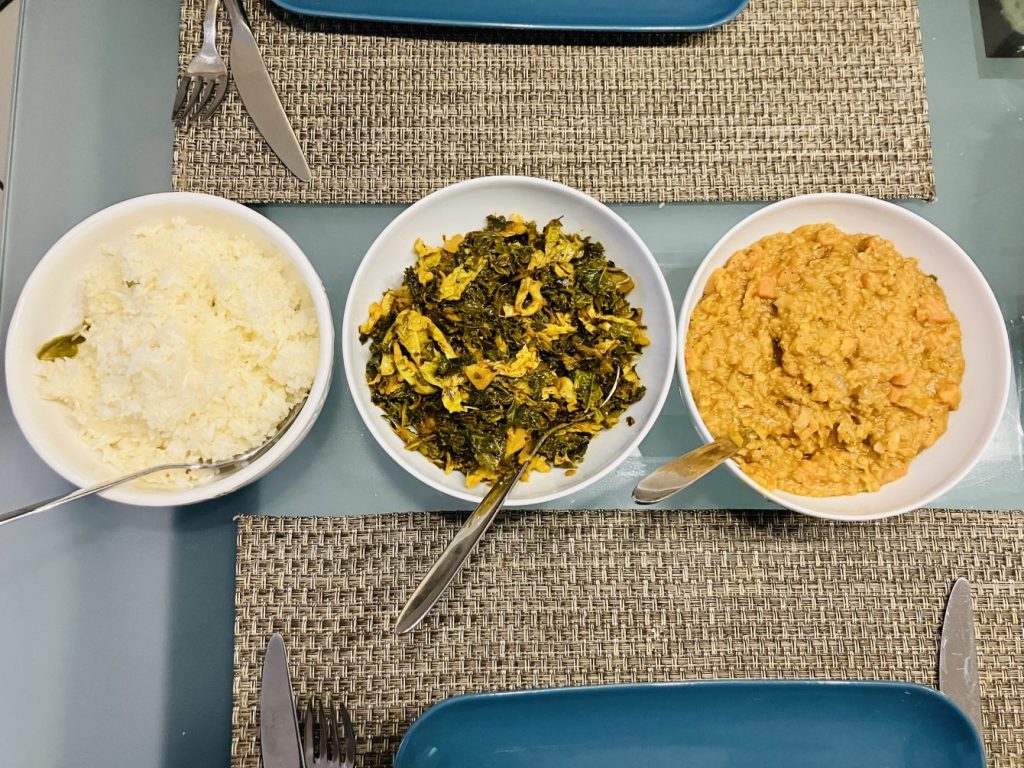 Äthiopisches Abendmahl: Gomen Wot und Misir Wot mit Reis.