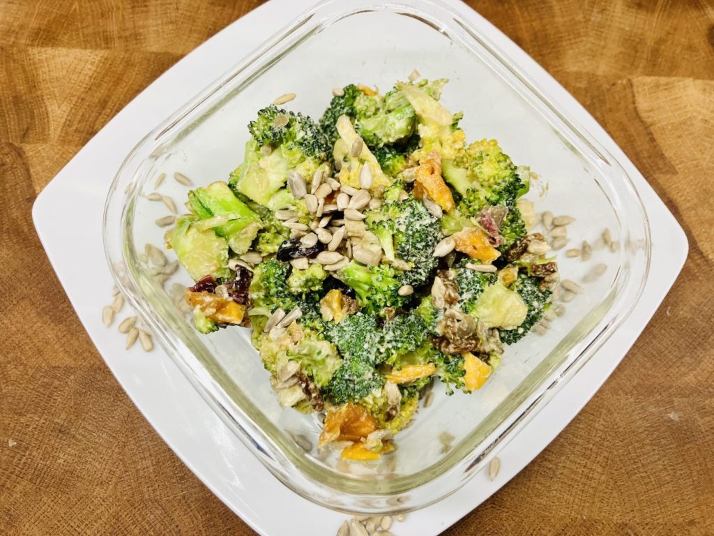 Brokkoli Salat mit Trockenfrüchten