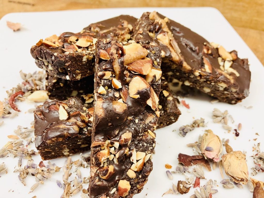 Gesunde Schoko-Mandel-Riegel mit Datteln